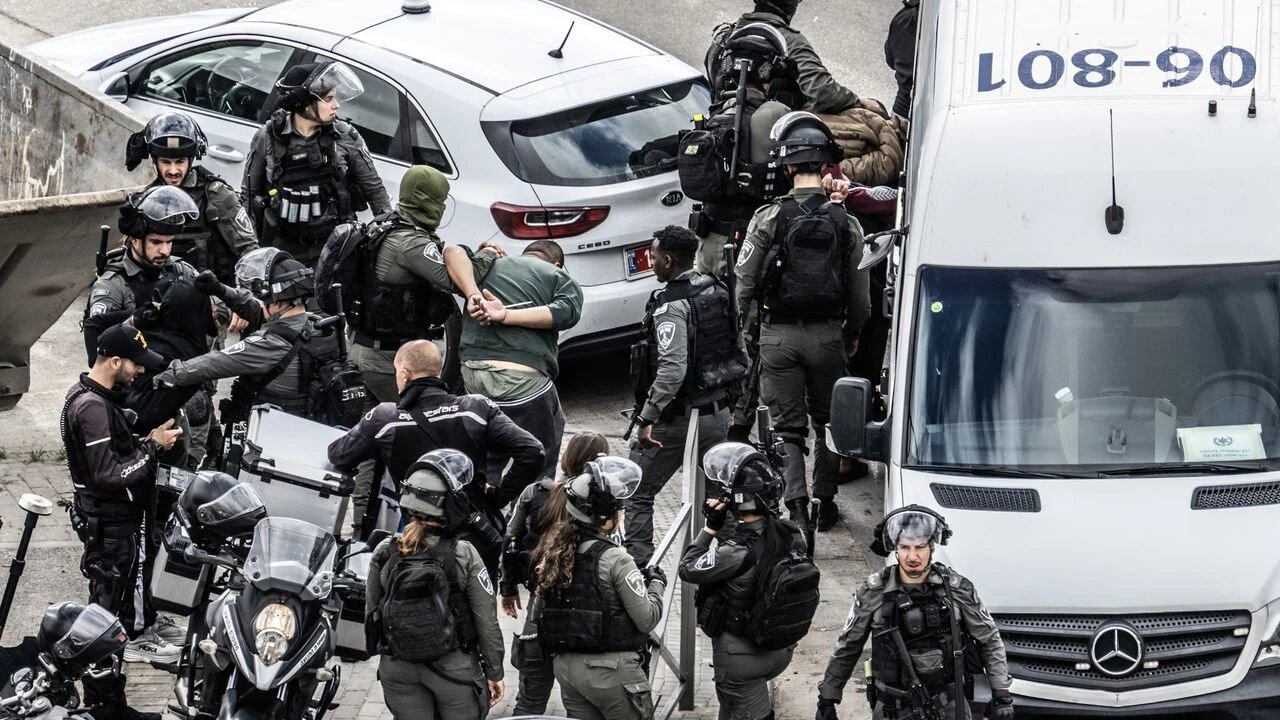 İşgalci İsrail, Batı Şeria'da 100 Filistinliyi esir aldı