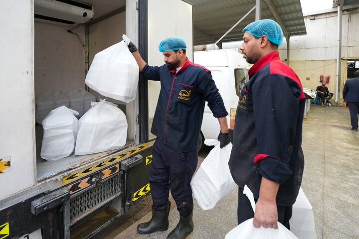 تقرير مصور/ مضيف العتبة العسكرية المقدسة يوزّع 1500 وجبة على طلبة جامعة سامراء