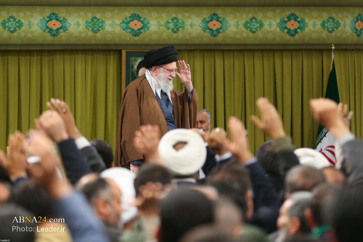 دیدار هزاران نفر از مداحان و ستایشگران اهل بیت(ع) با رهبر انقلاب