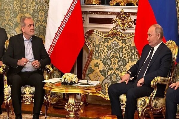 Pezeshkian e Putin si incontrano in Turkmenistan