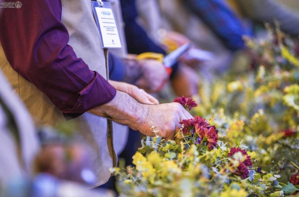 ဟဇရသ်ဖွာတွေမဟ်ဇဲဟ်ရာ(စ.အ) ၏ မွေးနေ့အထိမ်းအမှတ်အဖြစ် အမီးရိုလ်မိုအ်မေနီးန် အေမာမ် အလီ (အ.စ) ရောင်ဇာတော် တွင် ပန်းစည်းထောင်ပေါင်းများစွာဖြင့် အထူးအလှဆင်