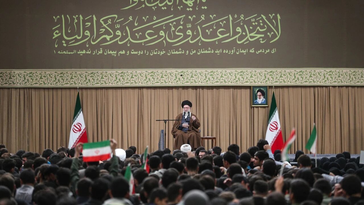 Ayetullah Hamanei’den gençlere uyarı: Düşmanın kimlik saldırılarına karşı direnişi sürdürün