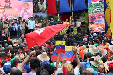 گزارش ابنا | ونزوئلایی‌ها برای گرامی‌داشت ۱۶۶ سالگی نبرد سانتا اینس به خیابان‌ها آمدند
