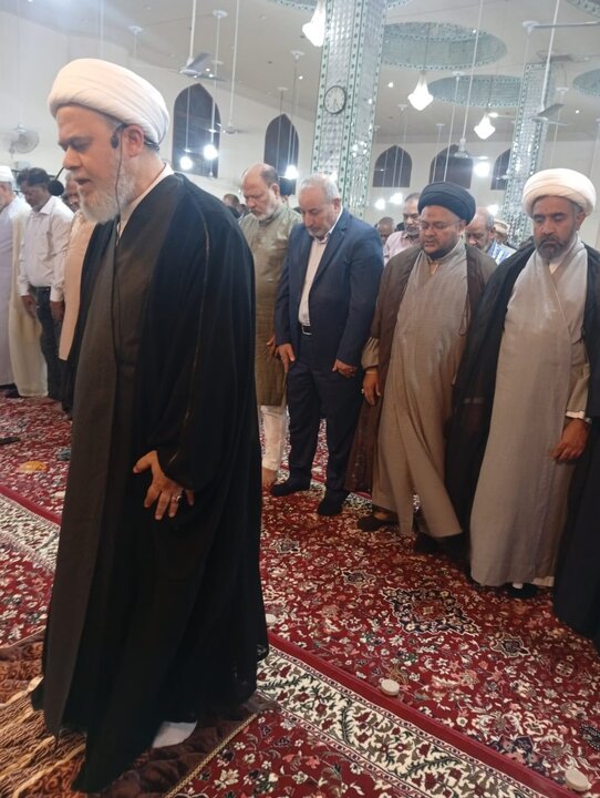 ကရာချီမြို့  ရှိ ခိုင်ရူလ်အမလ် အန်ချိုလီအသင်း ဗလီ ဝတ်ကျောင်းတော် တွင် ဧည့်သည်တော် ရှိက်ခ် မိုဟမ္မဒ် ဆဟာဟိုလ် မှ နမာဇ် ရှေ့ဆောင် ဝတ်ပြု  ။ ။ Photos