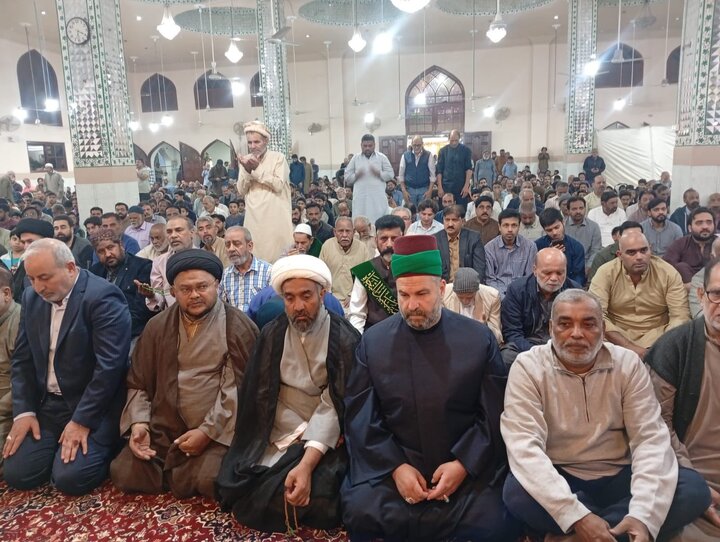 ကရာချီမြို့  ရှိ ခိုင်ရူလ်အမလ် အန်ချိုလီအသင်း ဗလီ ဝတ်ကျောင်းတော် တွင် ဧည့်သည်တော် ရှိက်ခ် မိုဟမ္မဒ် ဆဟာဟိုလ် မှ နမာဇ် ရှေ့ဆောင် ဝတ်ပြု  ။ ။ Photos