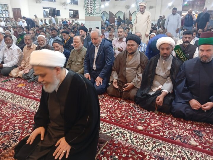 ကရာချီမြို့  ရှိ ခိုင်ရူလ်အမလ် အန်ချိုလီအသင်း ဗလီ ဝတ်ကျောင်းတော် တွင် ဧည့်သည်တော် ရှိက်ခ် မိုဟမ္မဒ် ဆဟာဟိုလ် မှ နမာဇ် ရှေ့ဆောင် ဝတ်ပြု  ။ ။ Photos