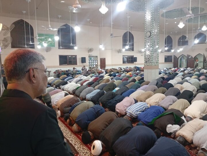 ကရာချီမြို့  ရှိ ခိုင်ရူလ်အမလ် အန်ချိုလီအသင်း ဗလီ ဝတ်ကျောင်းတော် တွင် ဧည့်သည်တော် ရှိက်ခ် မိုဟမ္မဒ် ဆဟာဟိုလ် မှ နမာဇ် ရှေ့ဆောင် ဝတ်ပြု  ။ ။ Photos