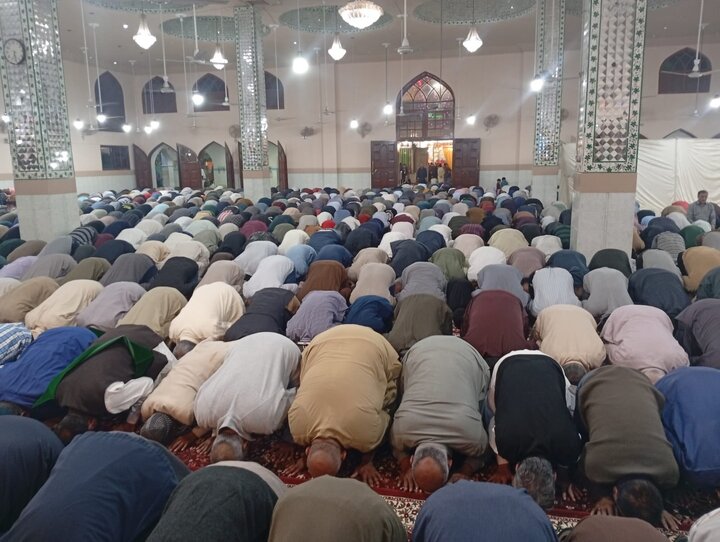 ကရာချီမြို့  ရှိ ခိုင်ရူလ်အမလ် အန်ချိုလီအသင်း ဗလီ ဝတ်ကျောင်းတော် တွင် ဧည့်သည်တော် ရှိက်ခ် မိုဟမ္မဒ် ဆဟာဟိုလ် မှ နမာဇ် ရှေ့ဆောင် ဝတ်ပြု  ။ ။ Photos