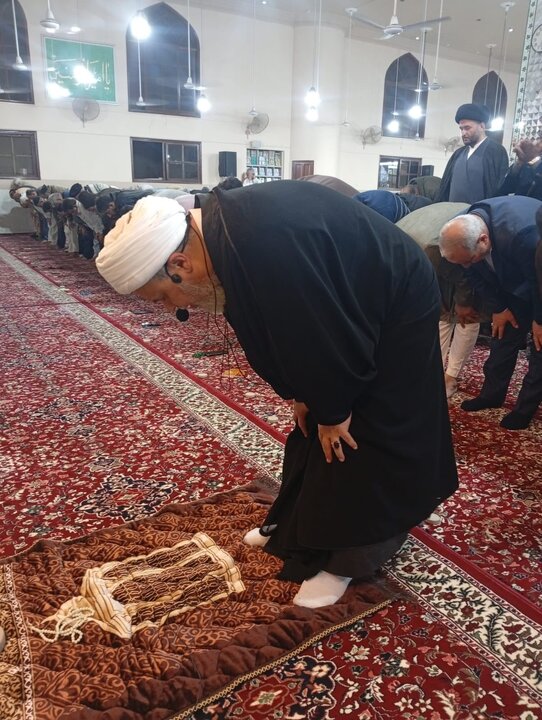 ကရာချီမြို့  ရှိ ခိုင်ရူလ်အမလ် အန်ချိုလီအသင်း ဗလီ ဝတ်ကျောင်းတော် တွင် ဧည့်သည်တော် ရှိက်ခ် မိုဟမ္မဒ် ဆဟာဟိုလ် မှ နမာဇ် ရှေ့ဆောင် ဝတ်ပြု  ။ ။ Photos