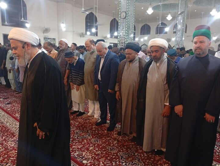 ကရာချီမြို့  ရှိ ခိုင်ရူလ်အမလ် အန်ချိုလီအသင်း ဗလီ ဝတ်ကျောင်းတော် တွင် ဧည့်သည်တော် ရှိက်ခ် မိုဟမ္မဒ် ဆဟာဟိုလ် မှ နမာဇ် ရှေ့ဆောင် ဝတ်ပြု  ။ ။ Photos