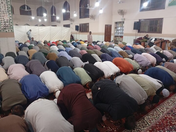 ကရာချီမြို့  ရှိ ခိုင်ရူလ်အမလ် အန်ချိုလီအသင်း ဗလီ ဝတ်ကျောင်းတော် တွင် ဧည့်သည်တော် ရှိက်ခ် မိုဟမ္မဒ် ဆဟာဟိုလ် မှ နမာဇ် ရှေ့ဆောင် ဝတ်ပြု  ။ ။ Photos