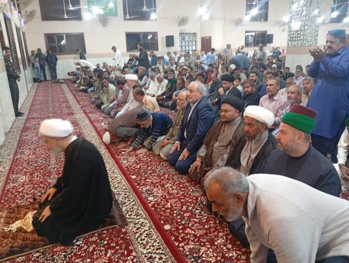 ကရာချီမြို့  ရှိ ခိုင်ရူလ်အမလ် အန်ချိုလီအသင်း ဗလီ ဝတ်ကျောင်းတော် တွင် ဧည့်သည်တော် ရှိက်ခ် မိုဟမ္မဒ် ဆဟာဟိုလ် မှ နမာဇ် ရှေ့ဆောင် ဝတ်ပြု  ။ ။ Photos