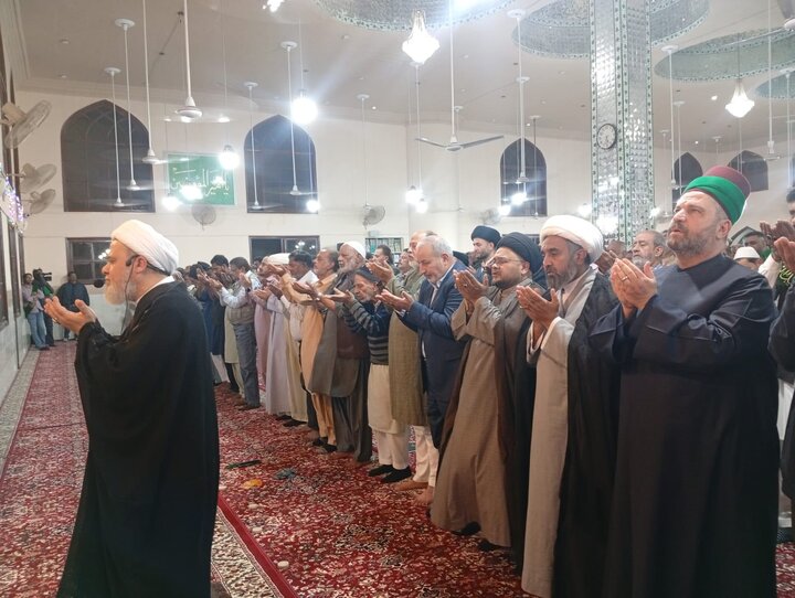 ကရာချီမြို့  ရှိ ခိုင်ရူလ်အမလ် အန်ချိုလီအသင်း ဗလီ ဝတ်ကျောင်းတော် တွင် ဧည့်သည်တော် ရှိက်ခ် မိုဟမ္မဒ် ဆဟာဟိုလ် မှ နမာဇ် ရှေ့ဆောင် ဝတ်ပြု  ။ ။ Photos