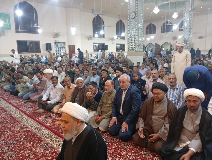 ကရာချီမြို့  ရှိ ခိုင်ရူလ်အမလ် အန်ချိုလီအသင်း ဗလီ ဝတ်ကျောင်းတော် တွင် ဧည့်သည်တော် ရှိက်ခ် မိုဟမ္မဒ် ဆဟာဟိုလ် မှ နမာဇ် ရှေ့ဆောင် ဝတ်ပြု  ။ ။ Photos