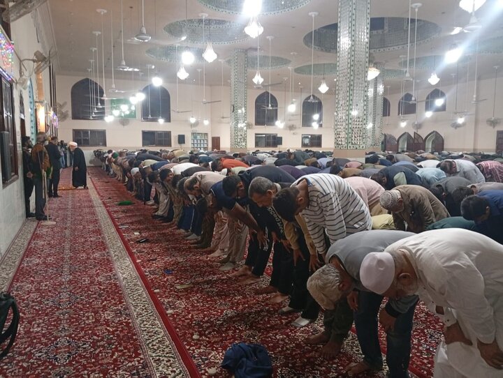 ကရာချီမြို့  ရှိ ခိုင်ရူလ်အမလ် အန်ချိုလီအသင်း ဗလီ ဝတ်ကျောင်းတော် တွင် ဧည့်သည်တော် ရှိက်ခ် မိုဟမ္မဒ် ဆဟာဟိုလ် မှ နမာဇ် ရှေ့ဆောင် ဝတ်ပြု  ။ ။ Photos