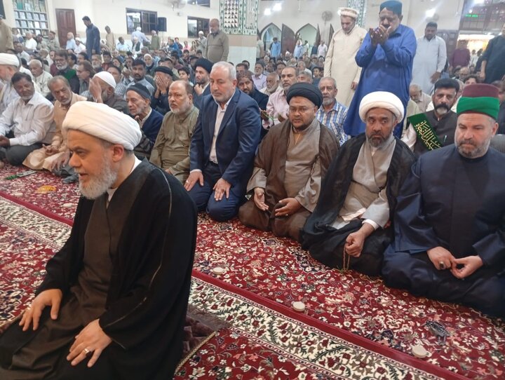 ကရာချီမြို့  ရှိ ခိုင်ရူလ်အမလ် အန်ချိုလီအသင်း ဗလီ ဝတ်ကျောင်းတော် တွင် ဧည့်သည်တော် ရှိက်ခ် မိုဟမ္မဒ် ဆဟာဟိုလ် မှ နမာဇ် ရှေ့ဆောင် ဝတ်ပြု  ။ ။ Photos