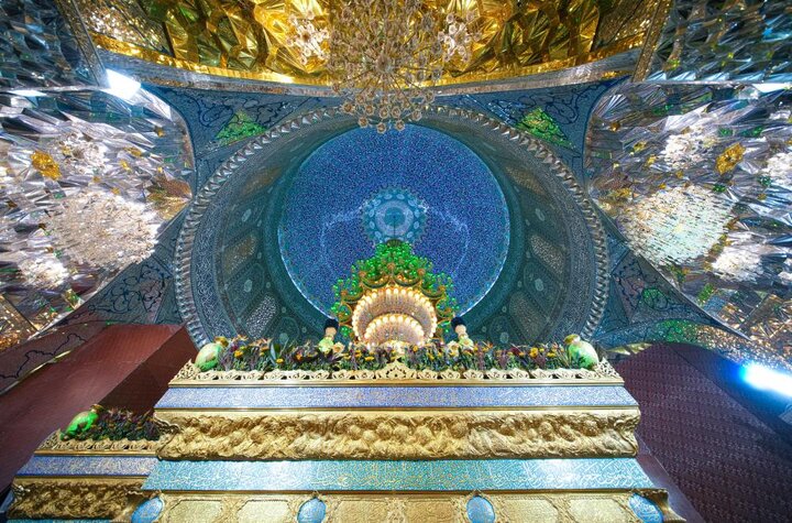 تقرير مصور/ تزيين المراقد والمزارات الشريفة في العراق بأكثر من 20 ألف وردة احتفاءً بولادة الزهراء (ع)