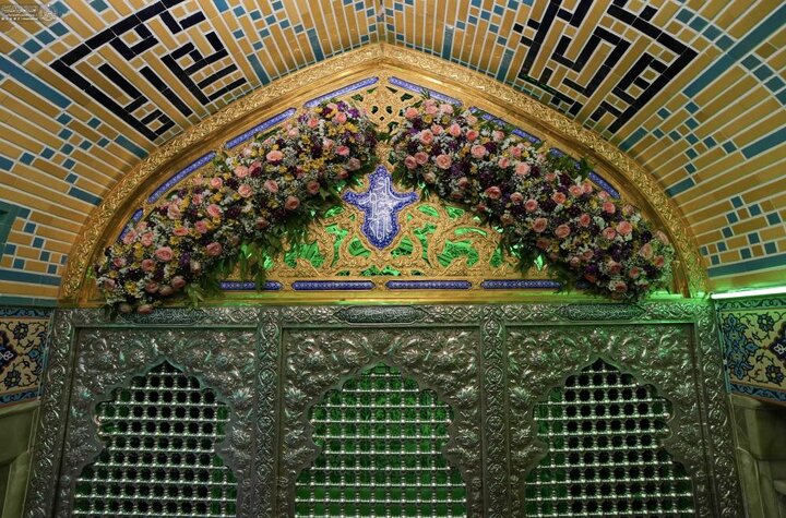 تقرير مصور/ تزيين المراقد والمزارات الشريفة في العراق بأكثر من 20 ألف وردة احتفاءً بولادة الزهراء (ع)