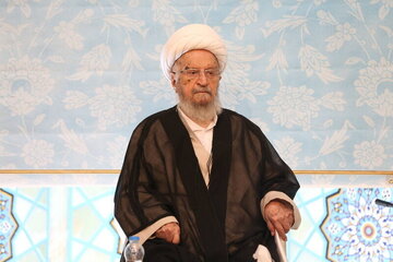 آية اللّه مكارم الشيرازيّ يشيد بتألّق السادة في ميادين العلم والجهاد والخدمة الاجتماعيّة