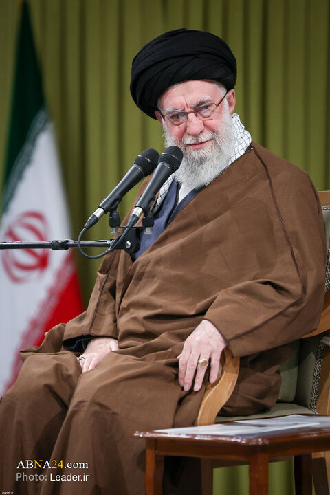 Photos: Imam Khamenei meets with elegists, eulogists