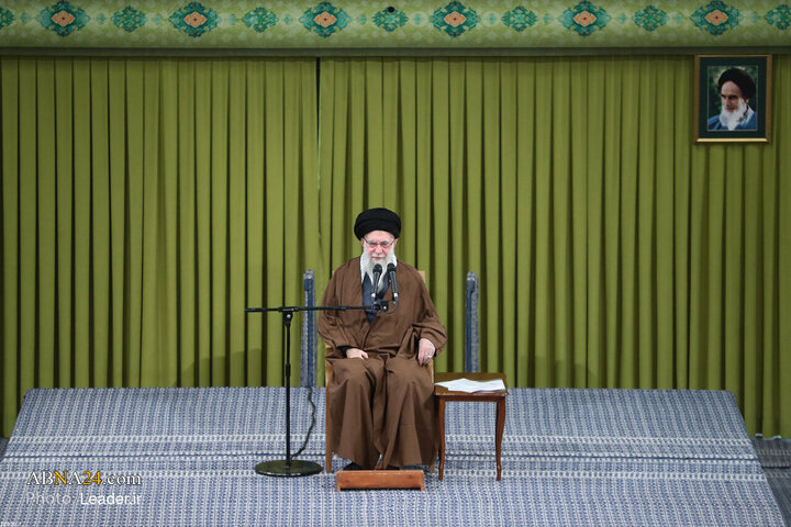Photos: Imam Khamenei meets with elegists, eulogists