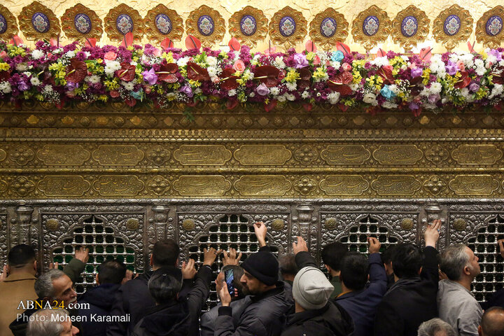 گل‌آرایی ضریح حضرت معصومه(س) در آستانه میلاد حضرت زهرا(س)