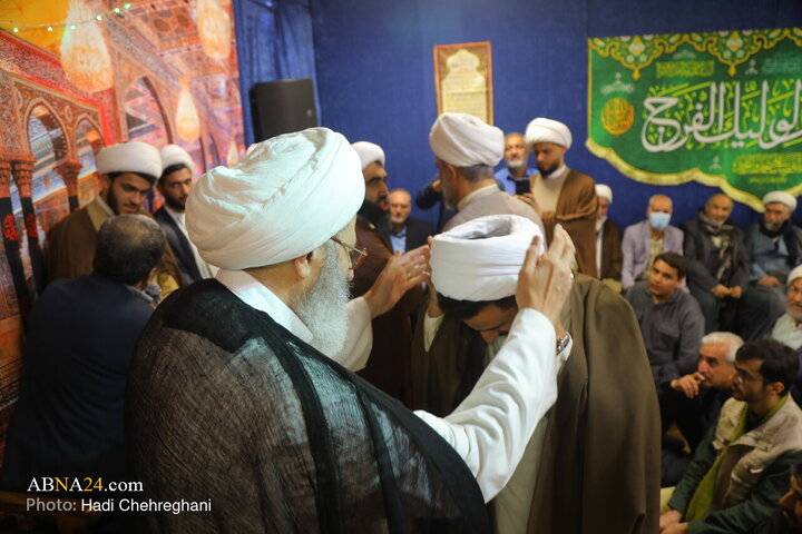 مراسم عمامه گذاری و جشن میلاد حضرت فاطمه زهرا سلام الله علیها جمعه (۲۱ آذر ۱۴۰۴) در بیت آیت الله فقیهی برگزار شد.