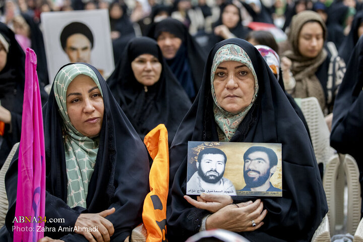 تقرير مصور/ مراسم إحياء يوم الأم ويوم المرأة عند مرقد الإمام الخميني الراحل (ره) بالعاصمة الإيرانية