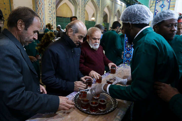 Informe fotográfico |Presencia de seminaristas nigerianos en la Casa de Té del santuario sagrado del Imam Alí ibn Musa ar-Rida (la paz sea con él)