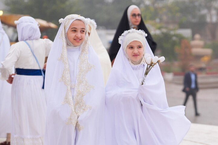 Informe fotográfico | El Santuario Al-Askari celebró a 4000 niñas al alcanzar la edad de obligación con una coronación simbólica del hiyab