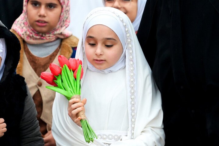 Informe fotográfico | El Santuario Al-Askari celebró a 4000 niñas al alcanzar la edad de obligación con una coronación simbólica del hiyab