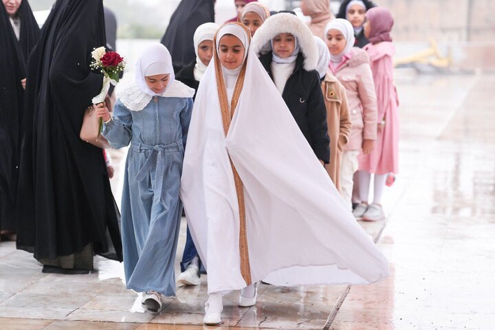 Informe fotográfico | El Santuario Al-Askari celebró a 4000 niñas al alcanzar la edad de obligación con una coronación simbólica del hiyab