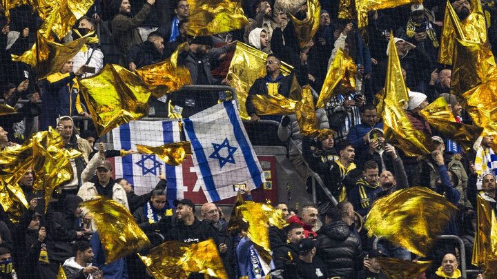 Penyokong Maccabi Tel Aviv Menyanyikan Kebencian, Buat Isyarat Nazi Semasa Perlawanan Bola Sepak
