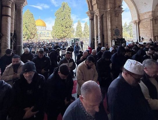 Tens of thousands prayed Friday at Aqsa despite Israeli restrictions