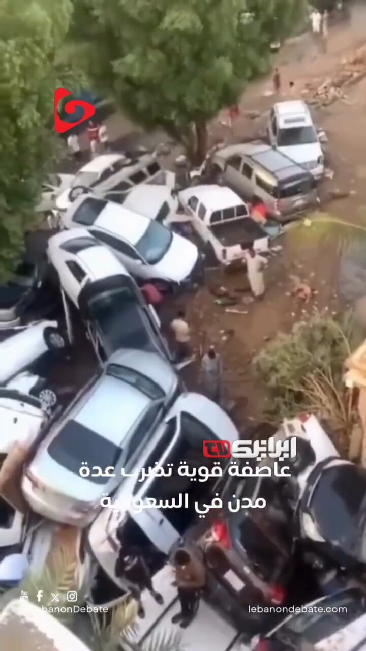 Pagkalubog ng mga Sasakyan sa Saudi Arabia Dahil sa Matinding Pagbaha + Video