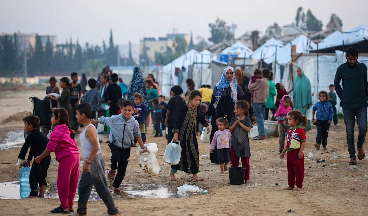 降雨危机与加沙半毁的房屋/ 屋顶坍塌压在家庭头上的噩梦