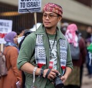 ধর্মীয় পোস্টের কারণে মার্কিন যুক্তরাষ্ট্রে একজন মুসলিম সাংবাদিকের গ্রেপ্তারের বিষয়ে গার্ডিয়ানের বিবরণ!