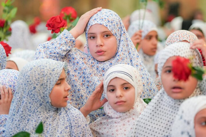 تقرير مصور/ حرم الإمامين العسكريين (ع) يحتضن حفلا بهيجا بتتويج أربعة آلاف فتاة للحجاب لبلوغهن سنّ التكليف