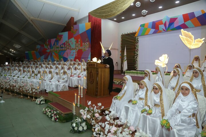 تقرير مصور/ إقامة حفل تكريمي للفتيات اللواتي بلغن سن التكليف الشرعي في بلدة "علي النهري البقاعية" اللبنانية