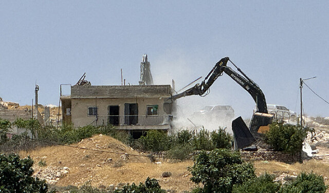 Israeli occupation forces order six Palestinian families to evacuate homes in Nablus