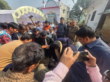 تصویری رپورٹ| آل انڈیا شیعہ پرسنل لا بورڈ کے جنرل سیکریٹری نے مجھن پور اترپردیش میں روضہ امام حسین ع کا سنگ بنیا د رکھا