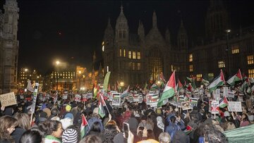 Manifestantes protestam em frente ao Parlamento britânico para condenar o genocídio em Gaza