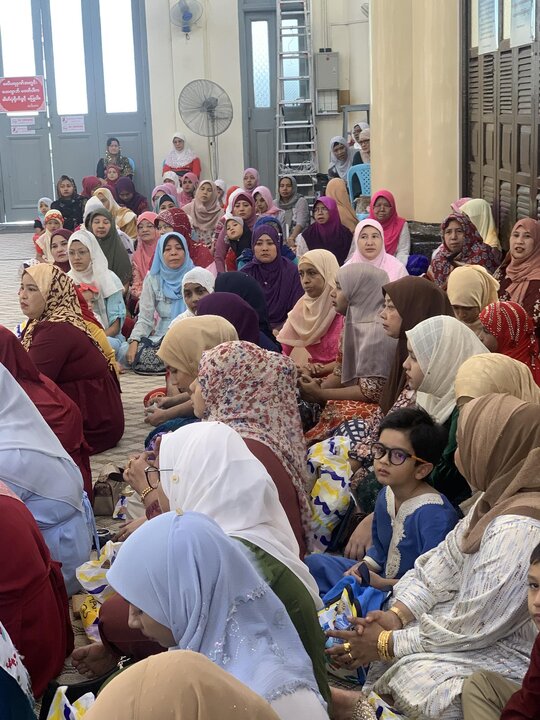 ရန်ကုန် မြို့ မဂို ရှီအဟ် ဂျအ်မေ့ ဗလီ တွင် မြန်မာ နိုင်ငံလုံးဆိုင်ရာ ဖွာသွေမီယဟ် အမျိုးသမီး အသင်းအဖွဲ့ကြီး မှ ဦးစီးပြီး သခင်မကြီး ဖွာတွေမဟ် ဇဲဟ်ရာ (စ.အ) မွေးနေ့ရက်မြတ် မင်္ဂလာ အခမ်းအနား ကျင်းပ  ။ ။ Photos