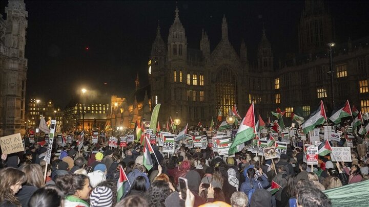 Manifestantes protestam em frente ao Parlamento britânico para condenar o genocídio em Gaza