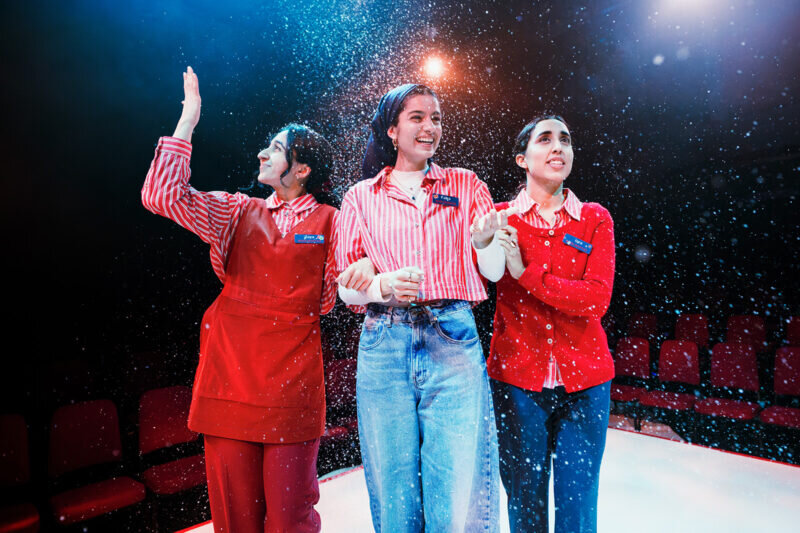 شکوفایی تئاتر مستقل مسلمانان انگلیس؛ روایتهای جسورانه که مخاطبین را میخکوب کرده + تصاویر