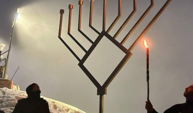 Şeyh Dağı'nda İşgalci Hanuka Şov: Suriye Direnişi Gözdağı Veriyor!