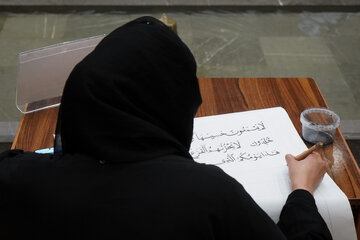 Photos: Calligraphy of Holy Qur’an by Pakistani pilgrim at Imam Reza Holy Shrine