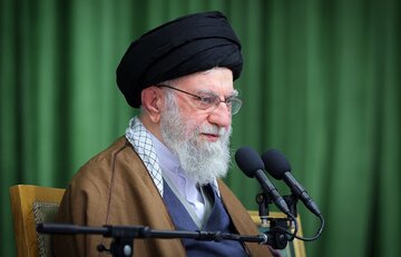 ویدیو | رهبر انقلاب: جوان امروز در مقابل موج عظیم رسانه‌ها، هویت دینی خودش را حفظ کرده است