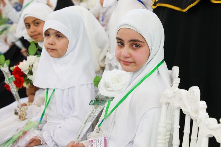 Informe fotográfico | El Santuario del Imam Huséin (P) corona con el hiyab a 2.000 niñas en la ceremonia de madurez religiosa