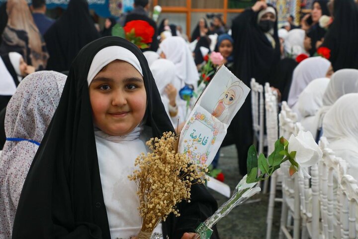 Informe fotográfico | El Santuario del Imam Huséin (P) corona con el hiyab a 2.000 niñas en la ceremonia de madurez religiosa